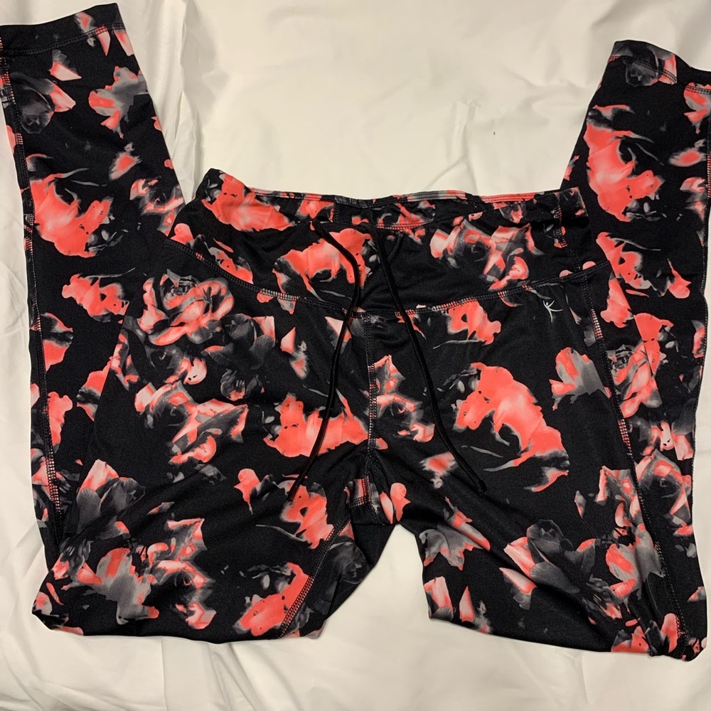 Danskin Now fitted exercise leggings black and coral graphic floral